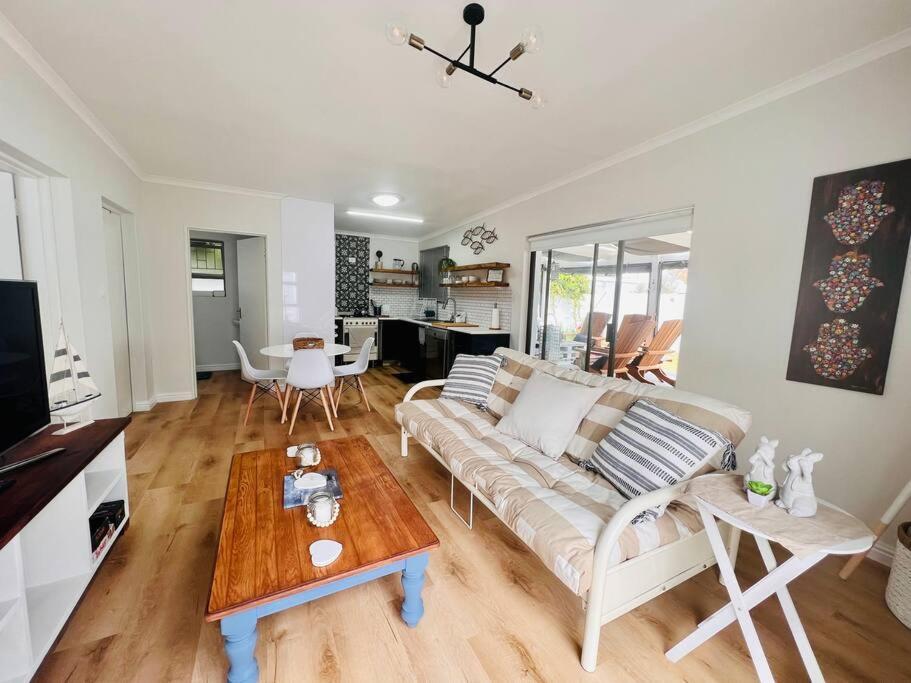 Adorable 2 Bedroom Cottage With Spacious Veranda Hermanus Kültér fotó